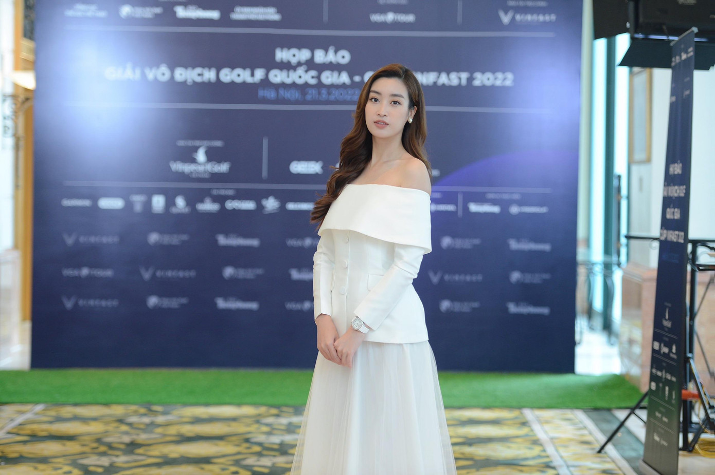 “Nói thật, tháng đầu tiên khi làm quen với Golf, Linh rất nản và nhiều lúc muốn bỏ cuộc bởi vì độ khó của bộ môn này. Hơn nữa, thời gian ở sân tập cũng khiến Linh cảm thấy vô cùng nhàm chán. Cho đến khi lần đầu tiên Linh được ra sân thì cảm giác hoàn toàn thú vị. Dù số gậy cho lần đầu thử sức còn cao nhưng được hoà mình vào thiên nhiên trong điều kiện thời tiết lý tưởng làm Linh thấy thoải mái và thích thú. Từ đó, Linh bị cuốn hút thực sự với Golf”- Hoa hậu Đỗ Mỹ Linh chia sẻ thêm. “Nói thật, tháng đầu tiên khi làm quen với Golf, Linh rất nản và nhiều lúc muốn bỏ cuộc bởi vì độ khó của bộ môn này. Hơn nữa, thời gian ở sân tập cũng khiến Linh cảm thấy vô cùng nhàm chán. Cho đến khi lần đầu tiên Linh được ra sân thì cảm giác hoàn toàn thú vị. Dù số gậy cho lần đầu thử sức còn cao nhưng được hoà mình vào thiên nhiên trong điều kiện thời tiết lý tưởng làm Linh thấy thoải mái và thích thú. Từ đó, Linh bị cuốn hút thực sự với Golf”- Hoa hậu Đỗ Mỹ Linh chia sẻ thêm.