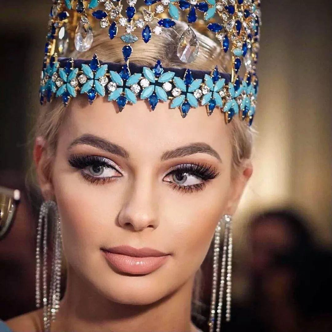 Nhan sắc tân hoa hậu sau khi đăng quang.