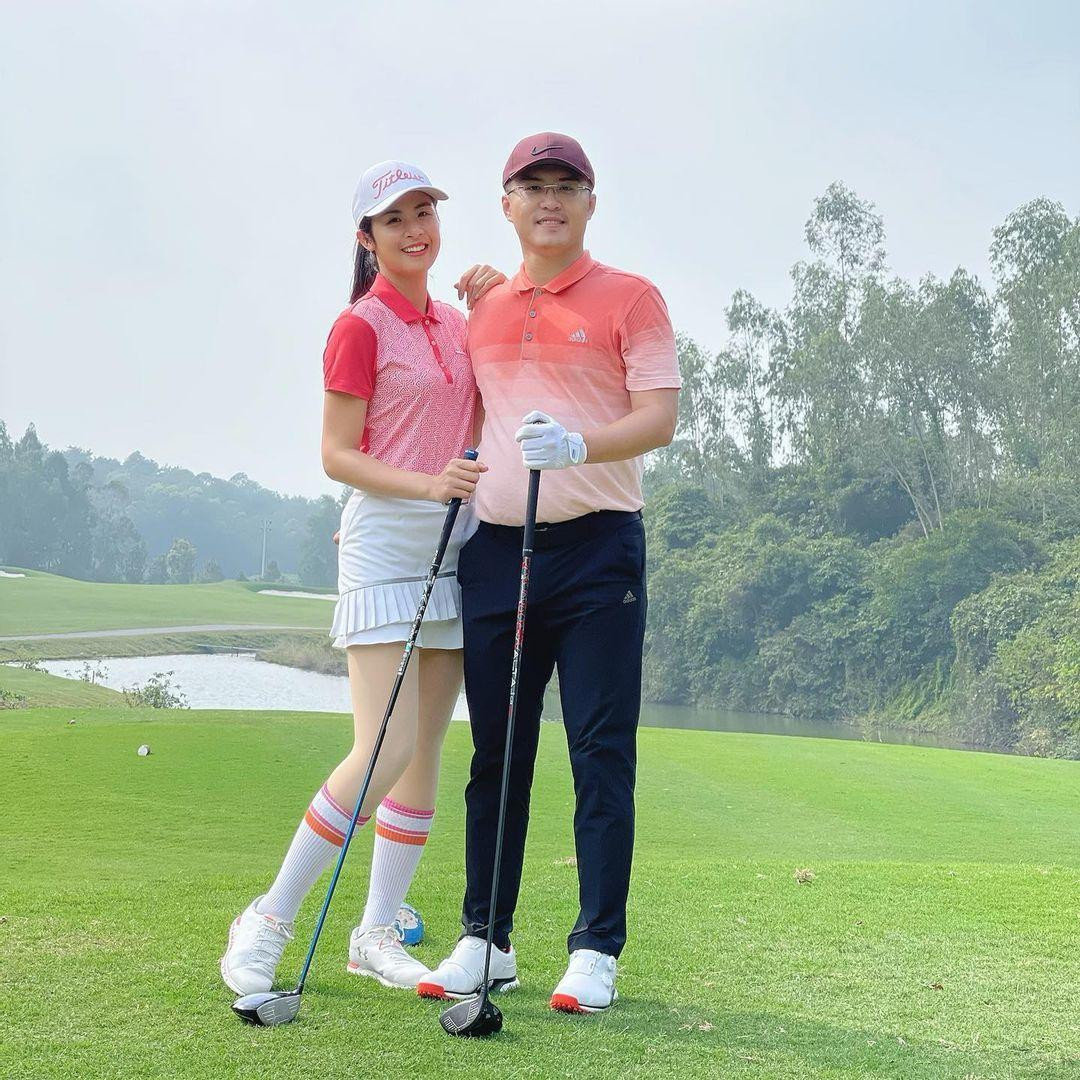 Khi nhận xét về người đàn ông bên cạnh mình hiện tại, Ngọc Hân cho biết cô bị ấn tượng bởi sự thông minh, hóm hỉnh của anh.