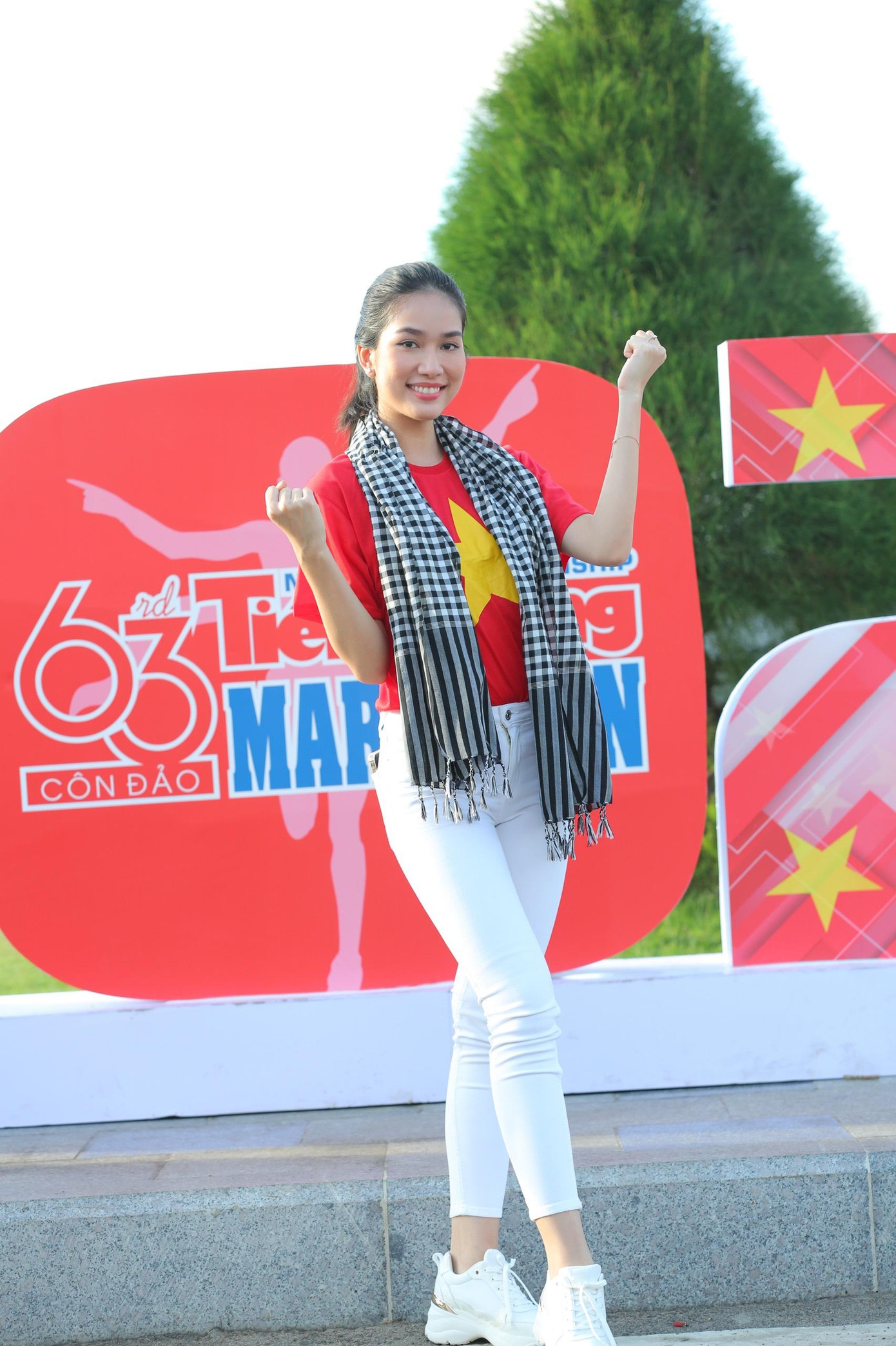 Á hậu Phương Anh không khỏi xúc động: “Ngày hôm nay sau khi tham dự Lễ thượng cờ, Phương Anh cảm thấy rất tự hào khi được đứng tại một nơi rất thiêng liêng của Tổ quốc. Sự kiện hôm nay vô cùng ý nghĩa. Được khoác trên mình chiếc áo cờ đỏ sao vàng khiến Phương Anh cảm xúc thật dâng trào”.