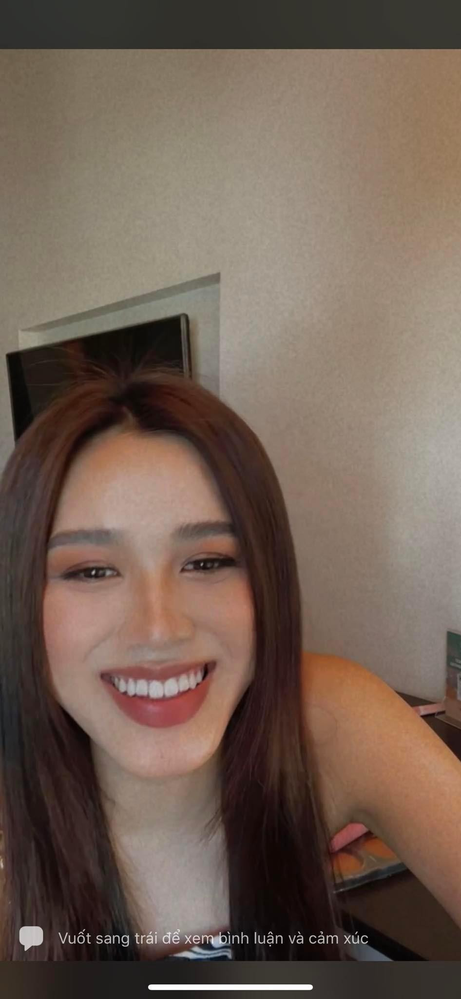 Hoa hậu Đỗ Thị Hà make-up nhẹ nhàng livestream chia sẻ cùng người hâm mộ.