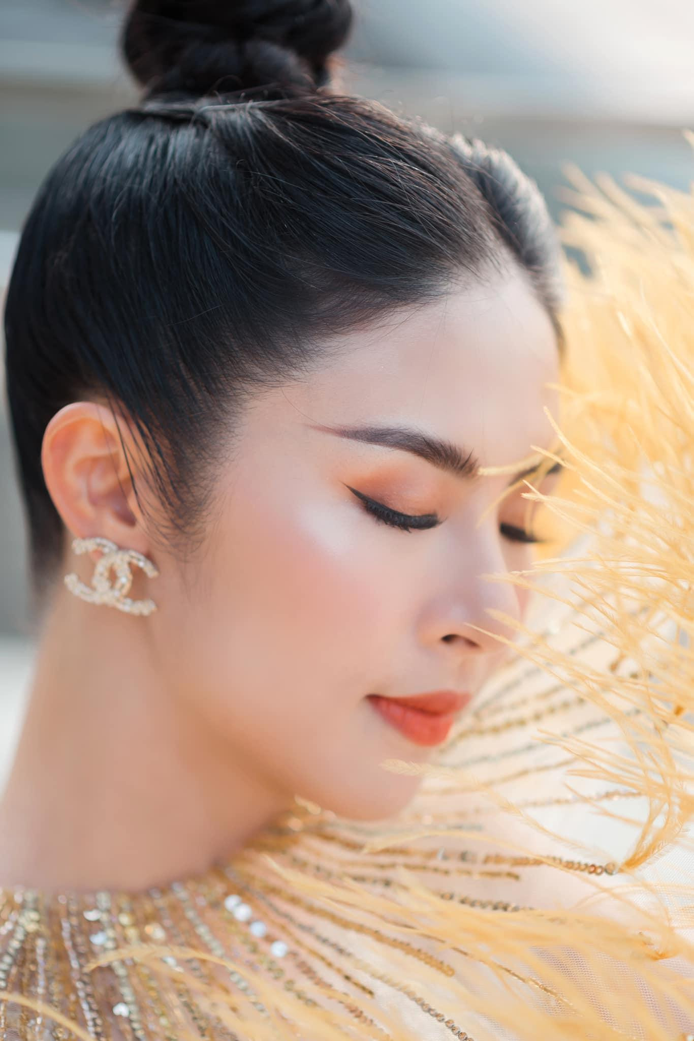 Cô đã từng giành nhiều giải thưởng như: Gương mặt ăn ảnh cuộc thi Người mẫu Việt Nam 2006, Miss Icon Hoa học trò 2005, Hoa khôi Trường THPT Trần Nhân Tông.