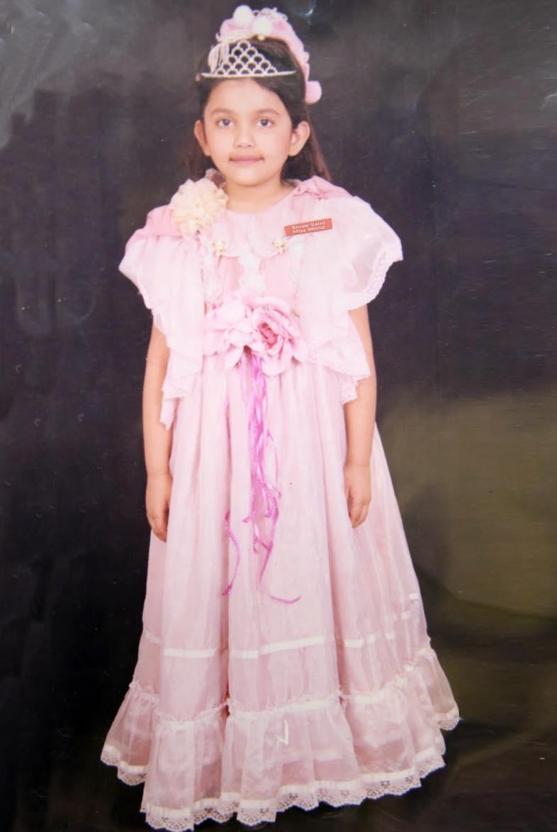 Từ nhỏ, Shree Saini đã sở hữu gương mặt xinh đẹp và có đường nét. Thậm chí, cô từng đeo vương miện và cài áo dòng chữ “Miss World” ngày bé. Từ nhỏ, Shree Saini đã sở hữu gương mặt xinh đẹp và có đường nét. Thậm chí, cô từng đeo vương miện và cài áo dòng chữ “Miss World” ngày bé.