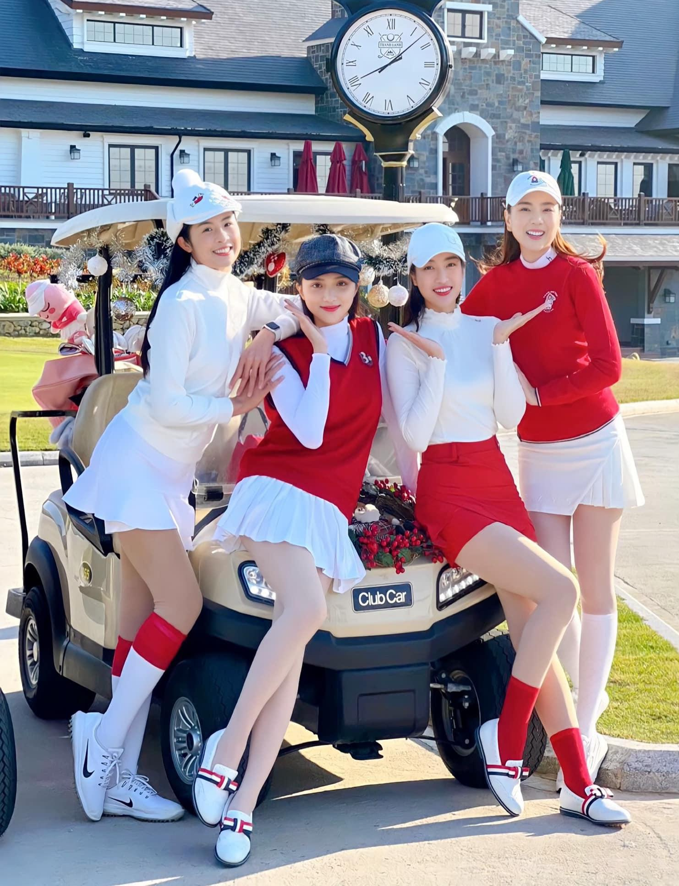 Thời gian gần đây, bộ môn golf được giới showbiz Việt ưa chuộng và theo đuổi luyện tập. Nhiều người đẹp như: Hoa hậu Ngọc Hân, Đỗ Mỹ Linh, Jennifer Phạm, Hương Giang... có hứng thú với bộ môn này và thường xuyên check-in trên sân golf.