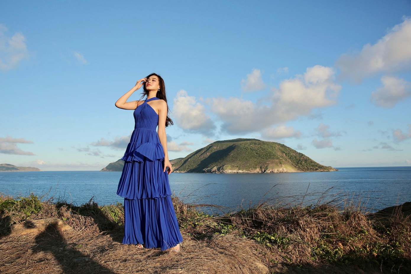 Khá bất ngờ khi Hoa hậu Đỗ Thị Hà tiết lộ, chiếc đầm xanh với phần cổ yếm vắt chéo này từng được cô nàng mặc tại cuộc thi Miss World 2021.