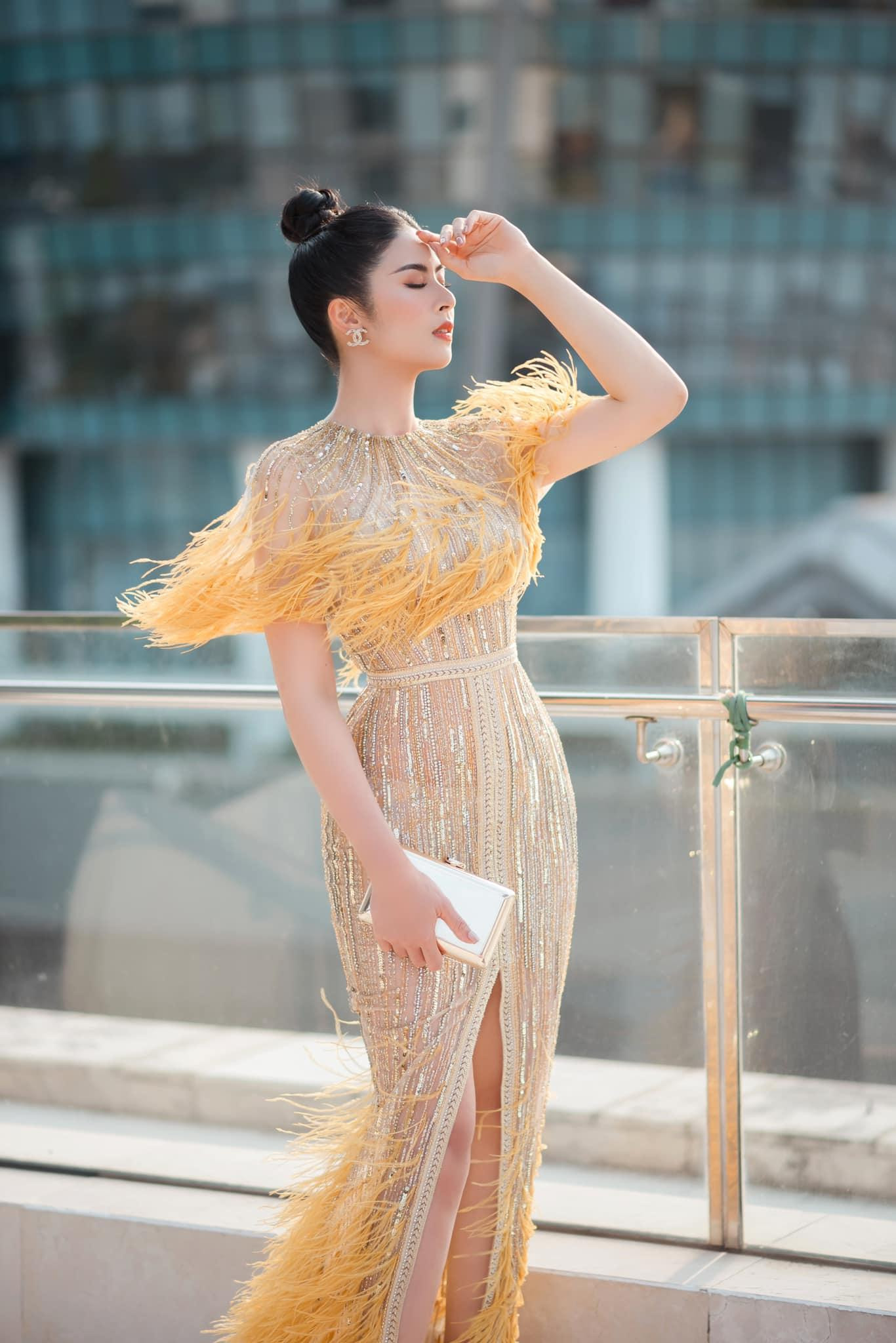 Hoa hậu Ngọc Hân sinh năm 1989 tại Hà Nội. Cô giành vương miện Hoa hậu Việt Nam 2010 khi đang là sinh viên khoa thiết kế Trường Đại học Mỹ thuật Công nghiệp.