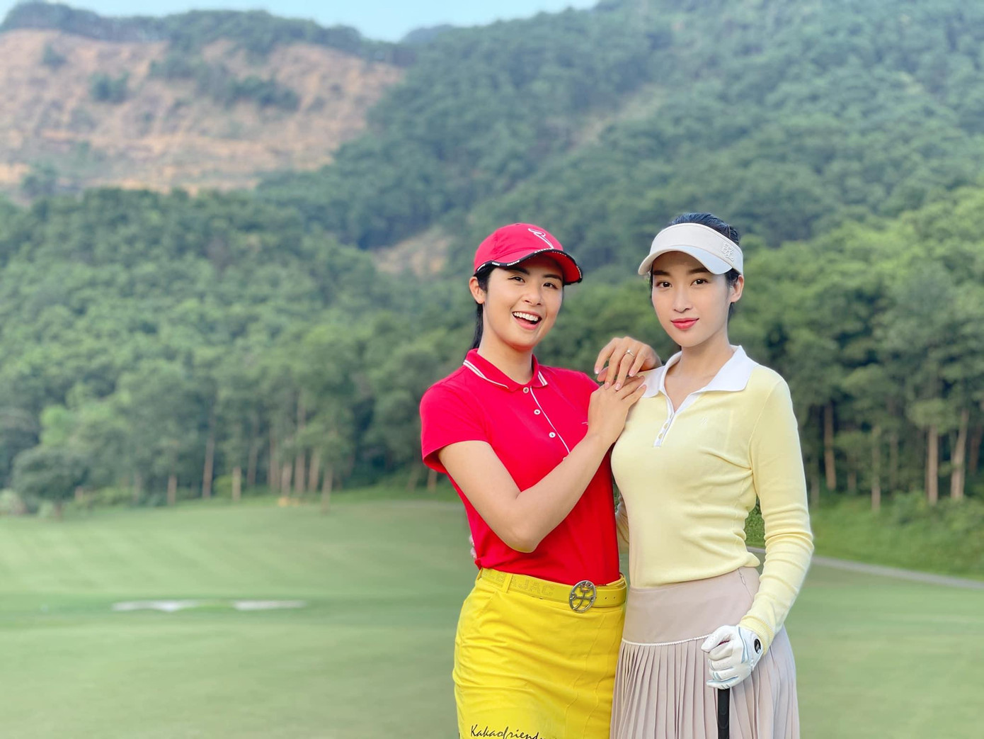 “Nói thật, tháng đầu tiên khi làm quen với Golf, Linh rất nản và nhiều lúc muốn bỏ cuộc bởi vì độ khó của bộ môn này. Hơn nữa, thời gian ở sân tập cũng khiến Linh cảm thấy vô cùng nhàm chán. Cho đến khi lần đầu tiên Linh được ra sân thì cảm giác hoàn toàn thú vị. Dù số gậy cho lần đầu thử sức còn cao nhưng được hoà mình vào thiên nhiên trong điều kiện thời tiết lý tưởng làm Linh thấy thoải mái và thích thú. Từ đó, Linh bị cuốn hút thực sự với Golf”- Hoa hậu Đỗ Mỹ Linh chia sẻ thêm.