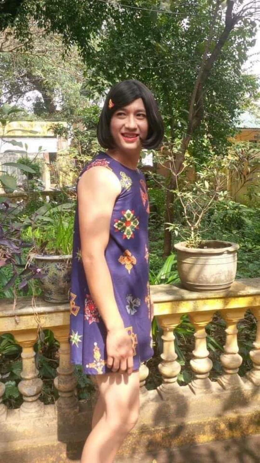 Huy Bách gây cười khi mặc váy giả gái.