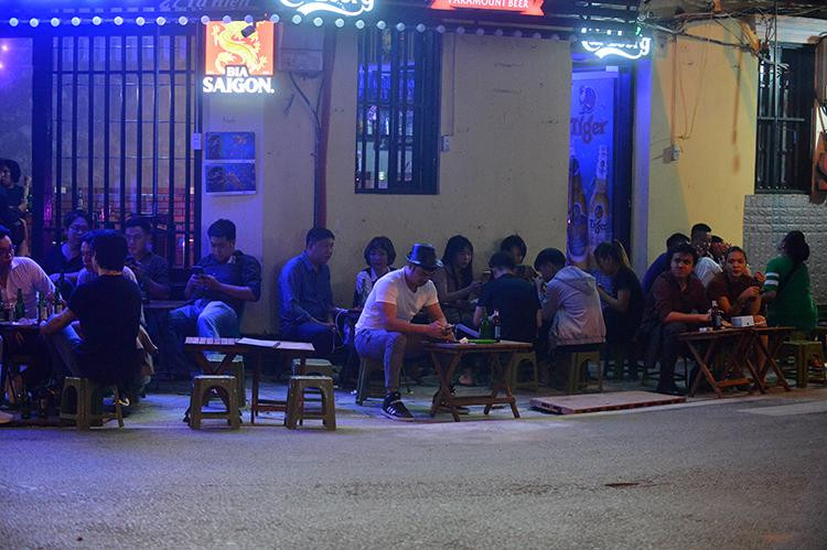 Người dân lại được quay lại với thói quen ngồi quán "vỉa hè" ngắm đường phố về đêm.