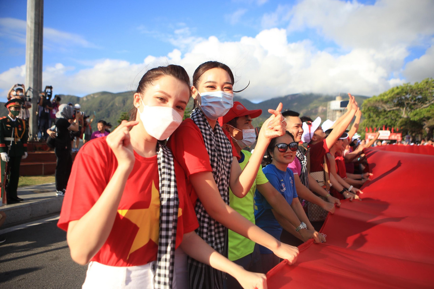 Để thể hiện sự tự hào dân tộc, lòng biết ơn sâu sắc đến bao thế hệ đi trước, thể hiện ý chí Việt, tâm hồn Việt, thể hiện sự tin tưởng vào tương lai xanh của Tổ quốc, Ban tổ chức cùng các vận động viên tham dự Tiền Phong Marathon, người dân Côn Đảo cùng nhau trải lá cờ Tổ quốc rộng 300m2 trên Quảng trường Cột cờ. Đây là hoạt động ý nghĩa nhằm nêu cao tinh thần đoàn kết, ý thức trách nhiệm đối với quê hương của các vận động viên, cổ động viên tham gia Tiền Phong Marathon.