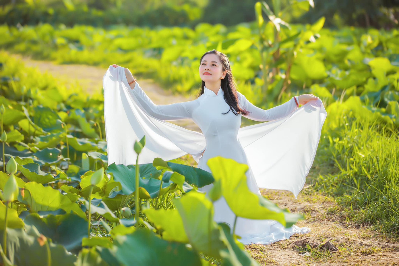 NSND Thu Quế là một gương mặt quen thuộc trên màn ảnh nhỏ Việt Nam trong một số bộ phim nổi tiếng như: Cô gái mang tên dòng sông, Vị tướng tình báo và hai bà vợ, Dòng sông phẳng lặng, Hoa đất Mường...