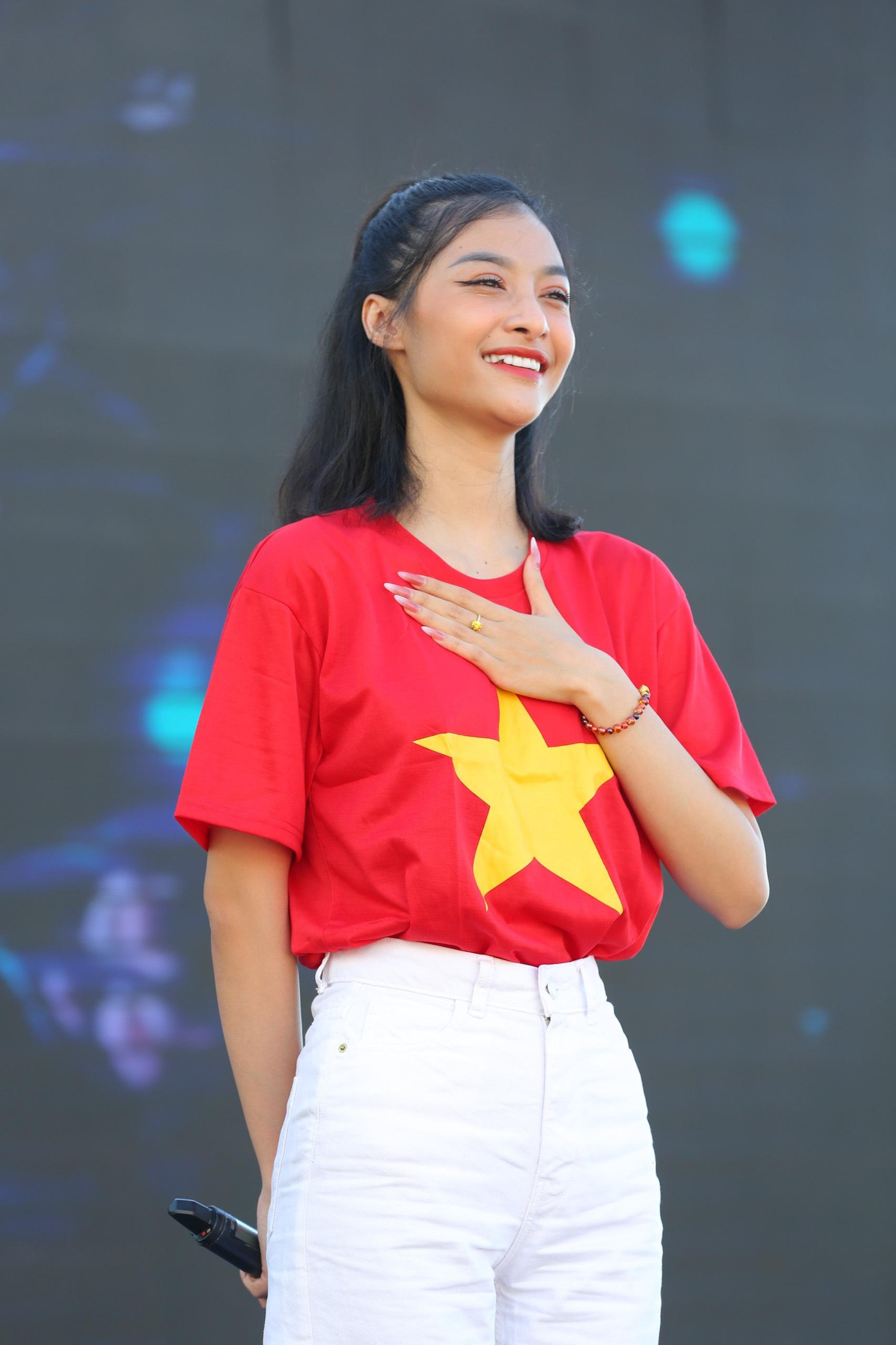 Á hậu Kiều Loan tham gia biểu diễn tại Lễ phát động Chung tay bảo vệ nguồn lợi thủy sản quý hiếm và bảo vệ môi trường biển đảo.