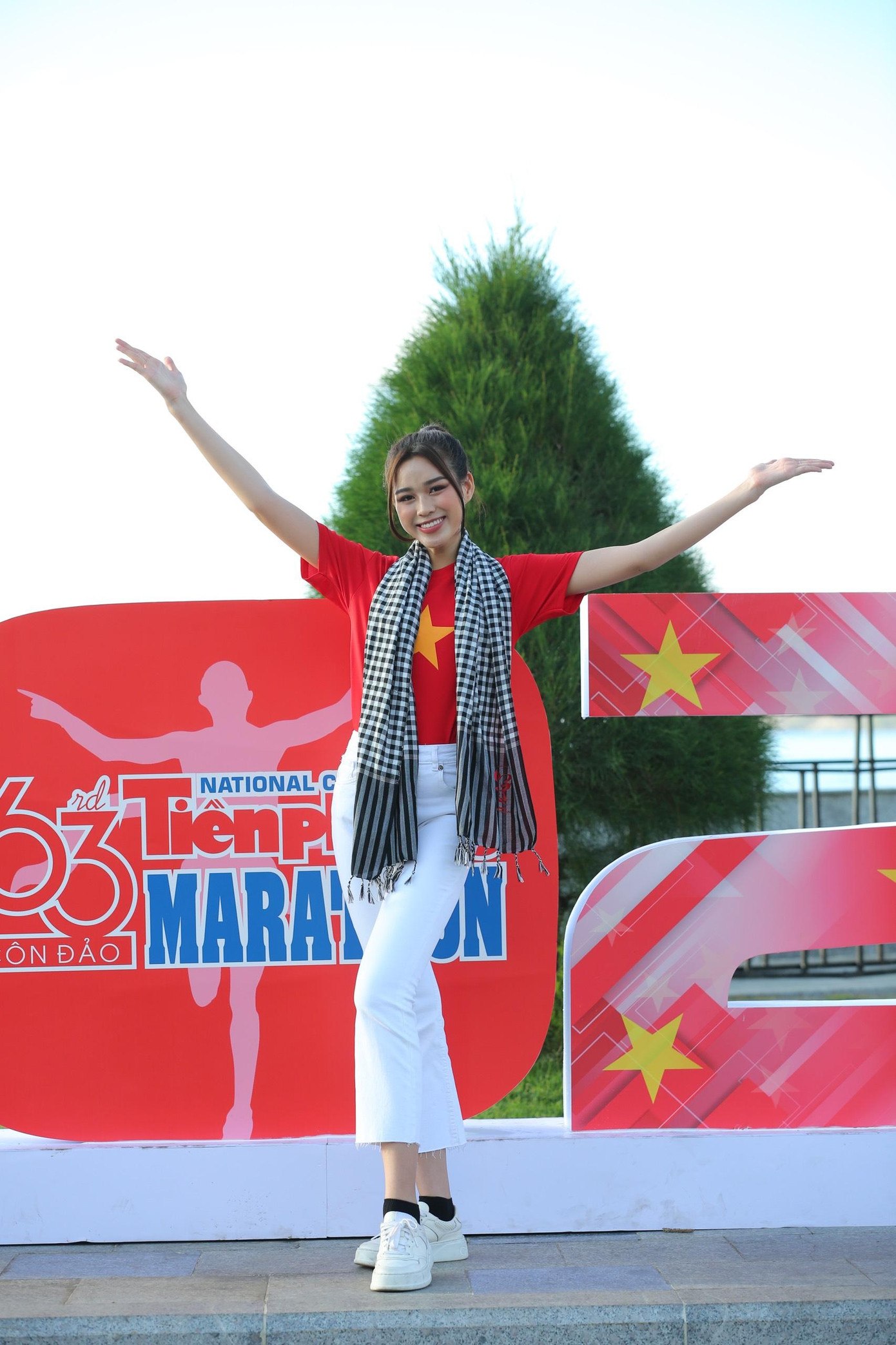 Chia sẻ với PV Tiền Phong, Hoa hậu Đỗ Thị Hà cho biết, dù còn khá mệt sau hành trình dài tại Miss World và những thay đổi về múi giờ nhưng cô vẫn rất hào hứng khi tới Côn Đảo để tham dự Giải Vô địch Quốc gia marathon và cự ly dài báo Tiền Phong lần thứ 63.