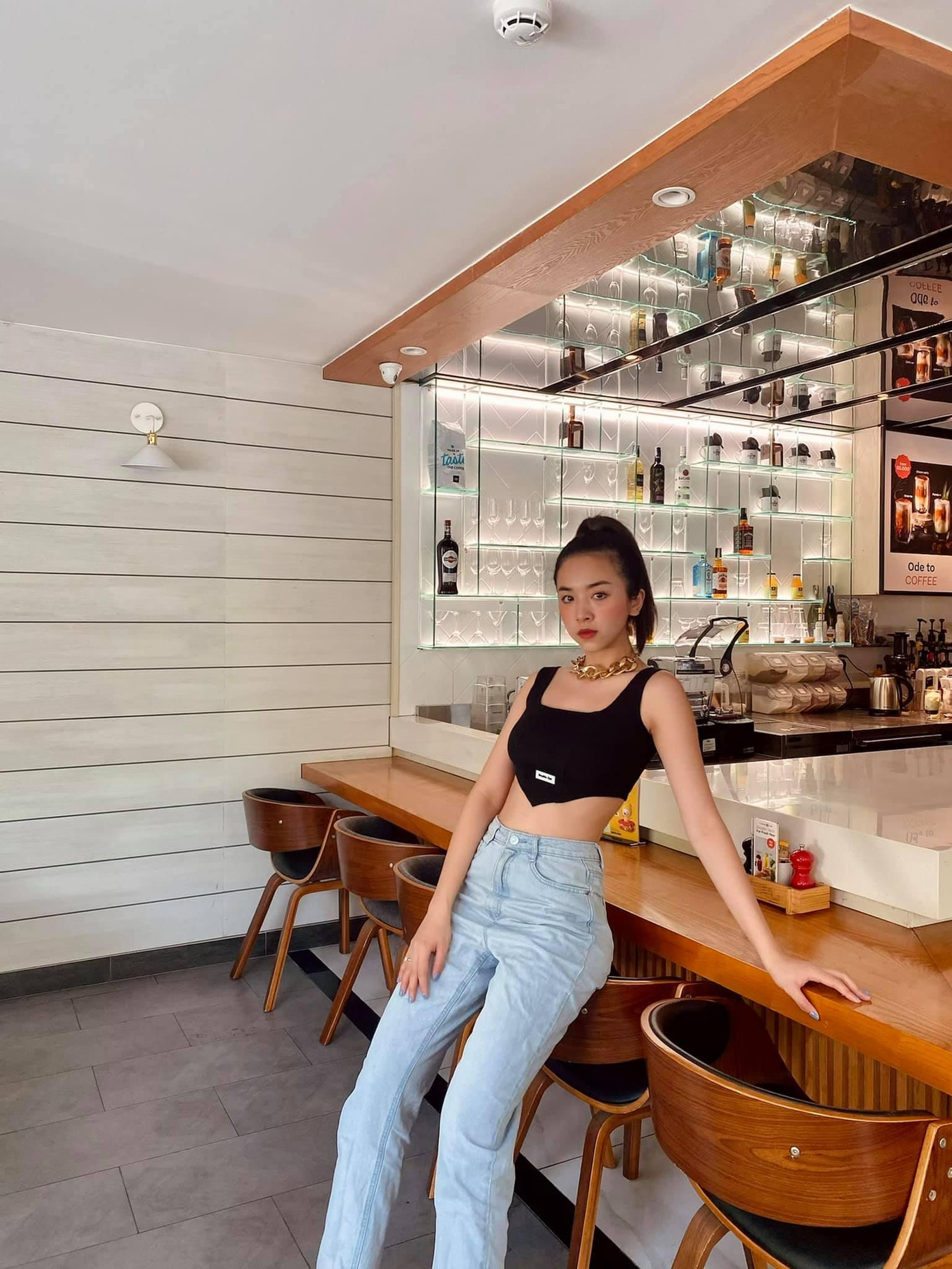 “Mới đó mà lấy chồng được 1 năm rồi, tưởng có chồng sẽ phụ nữ hơn ai dè vẫn còn nít quá chừng. Tưởng sẽ bị hạn chế đi chơi với các bạn ai dè lôi kéo anh chồng vô hội luôn. Hơi sến nhưng thật lòng cảm ơn anh chồng vì đã luôn yêu chiều An suốt thời gian yêu nhau cho đến về chung một nhà”- Á hậu Thuý An chia sẻ.