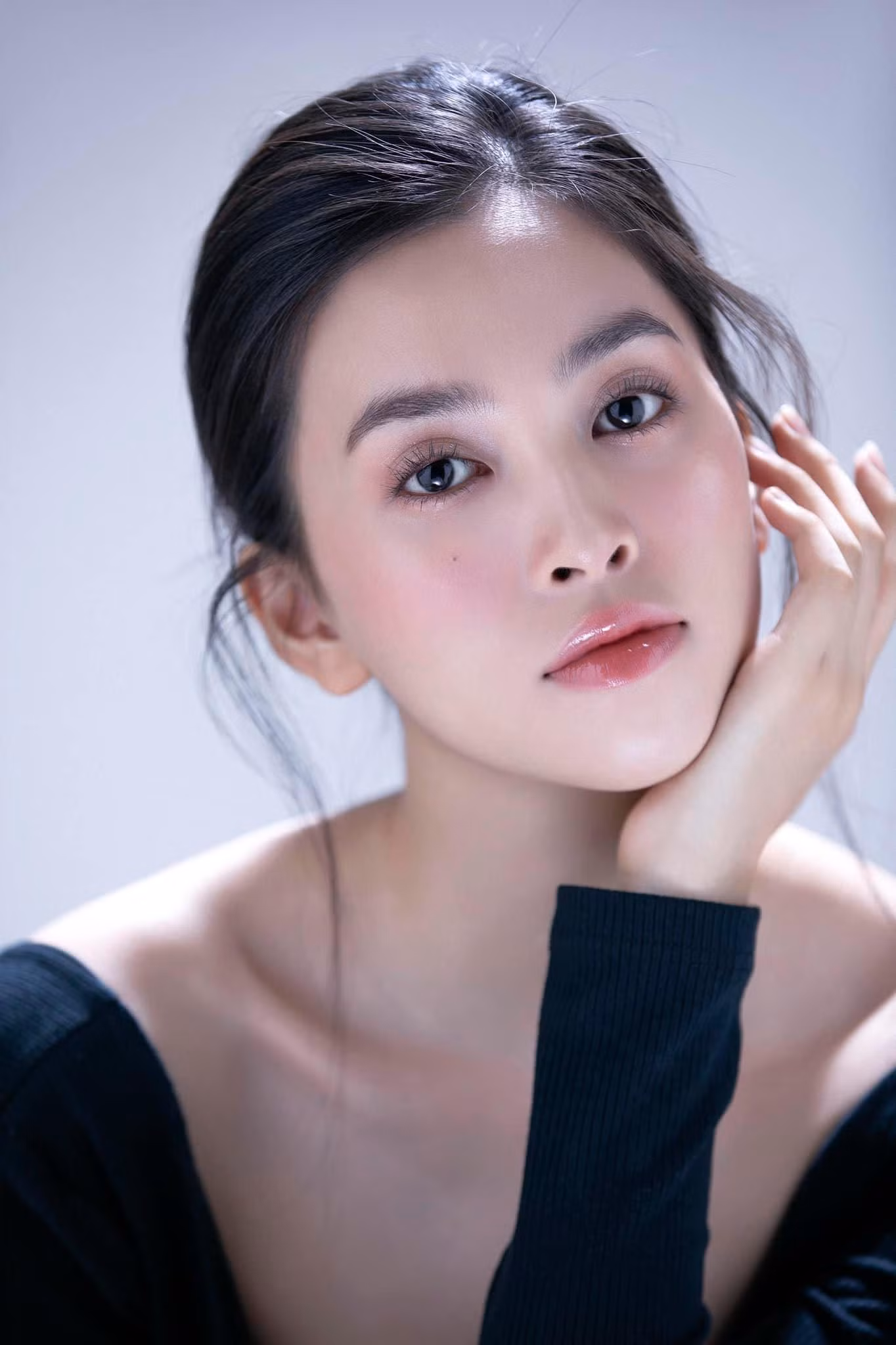 Sau gần 4 năm đăng quang, nhan sắc của Hoa hậu Tiểu Vy ngày càng sắc sảo và mặn mà. Bên cạnh đó, cô cũng miệt mài với công tác thiện nguyện và các dự án nghệ thuật.