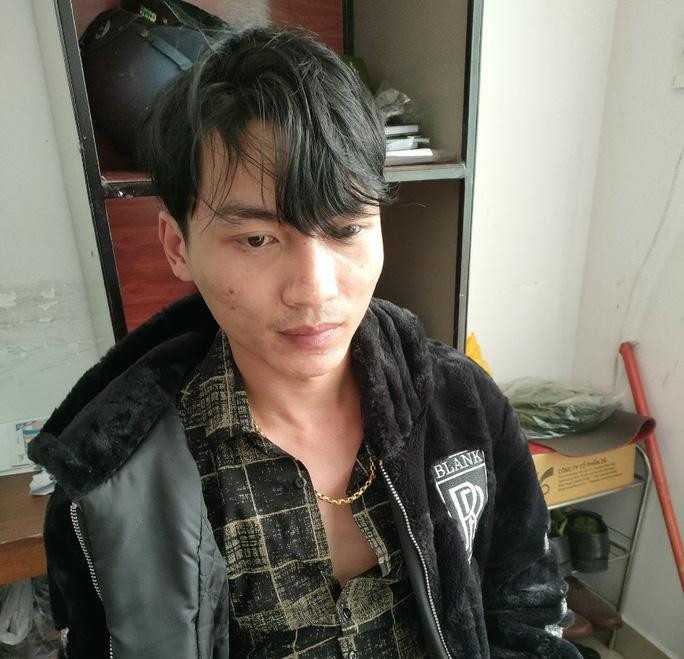 Nguyễn Ngọc Hoàng Giang cùng số dây chuyền, nhẫn vàng khi bị bắt giữ Nguyễn Ngọc Hoàng Giang cùng số dây chuyền, nhẫn vàng khi bị bắt giữ