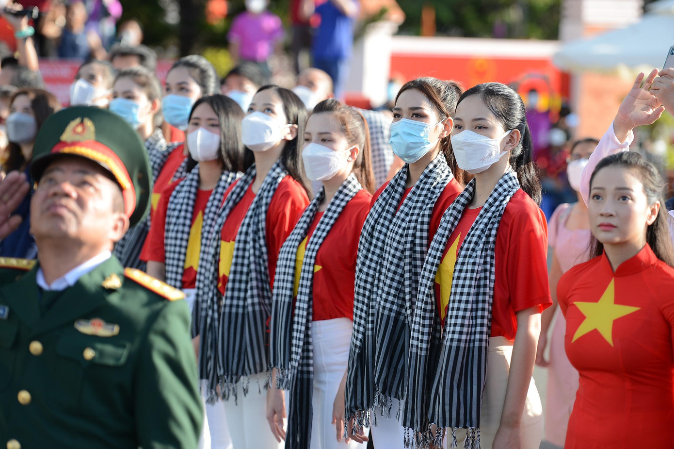 Á hậu Ngọc Thảo tâm sự: “Hôm nay là một ngày đặc biệt khi Thảo được khoác lên người chiếc áo cờ đỏ sao vàng niềm tự hào của Việt Nam. Đứng dưới cột cờ của Tổ Quốc Thảo cảm thấy tự hào khi có mặt tại nơi thiêng liêng này và vô cùng biết ơn các chiến sĩ đã hy sinh để cho chúng ta được 1 cuộc sống yên bình. Thảo tự nhủ sẽ luôn sống đẹp, sống có ích để xứng đáng là một con dân Việt Nam”.