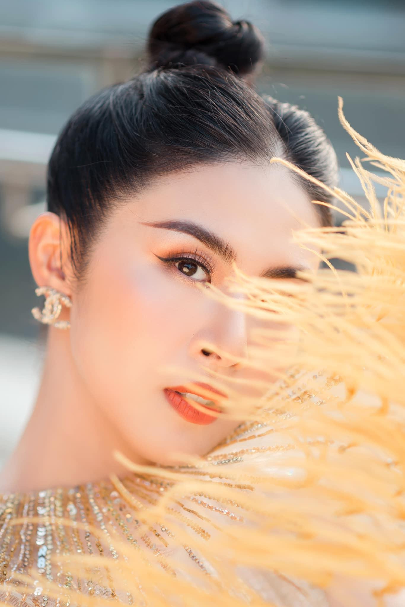 Bắt đầu sự nghiệp người mẫu từ năm 16 tuổi, Đặng Thị Ngọc Hân là gương mặt quen thuộc của sàn catwalk Hà Nội và các cuộc thi nhan sắc tuổi teen.