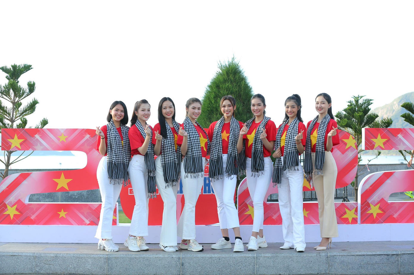 “Là người con của tỉnh Bà Rịa - Vũng Tàu, đây là lần đầu thứ 2 Trúc Linh được ra thăm huyện đảo Côn Đảo của tỉnh nhà. Trúc Linh cũng đã từng tham gia rất nhiều các buổi thượng cờ nhưng đây là lần thượng cờ mà Trúc Linh có nhiều cảm xúc nhất. Nhìn lá cờ đỏ sao vàng bay phất phới giữa bầu trời biển đảo, trong lòng Trúc Linh trào dâng niềm vinh dự và tự hào vì được làm công dân của đất nước Việt Nam hòa bình, xinh đẹp. Nhưng để có được sự hòa bình, xinh đẹp như hôm nay đã có rất nhiều các thế hệ các anh hùng, liệt sĩ đã hy sinh xương máu của mình, đã ngã xuống vì nền độc lập, tự do của dân tộc. Buổi thượng cờ hôm nay đã một lần nữa nhắc nhở Trúc Linh phải cố gắng học tập, rèn luyện thật tốt để trở thành người có ích cho xã hội. Góp phần xây dựng đất nước ngày càng giàu đẹp, văn minh. Đặc biệt là phải góp phần bảo vệ chủ quyền toàn vẹn lãnh thổ của đất nước để xứng đáng với sự hy sinh của các thế hệ đi trước để chúng ta có được một nước Việt Nam như ngày hôm nay”- Người đẹp Trúc Linh bộc bạch.