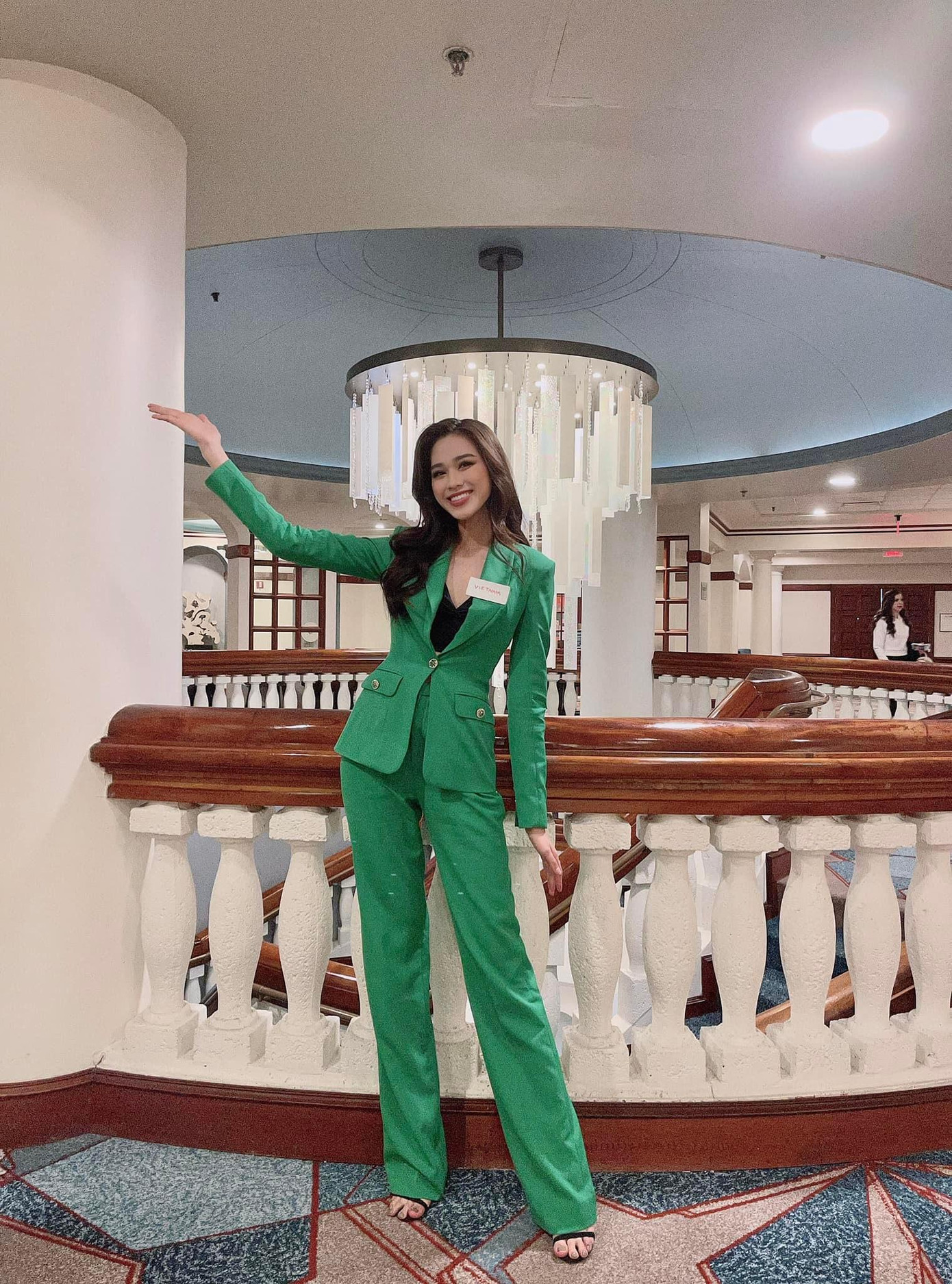 Hoa hậu Đỗ Thị Hà diện vest xanh lịch lãm trong phần thi phỏng vấn kín với ban giám khảo.