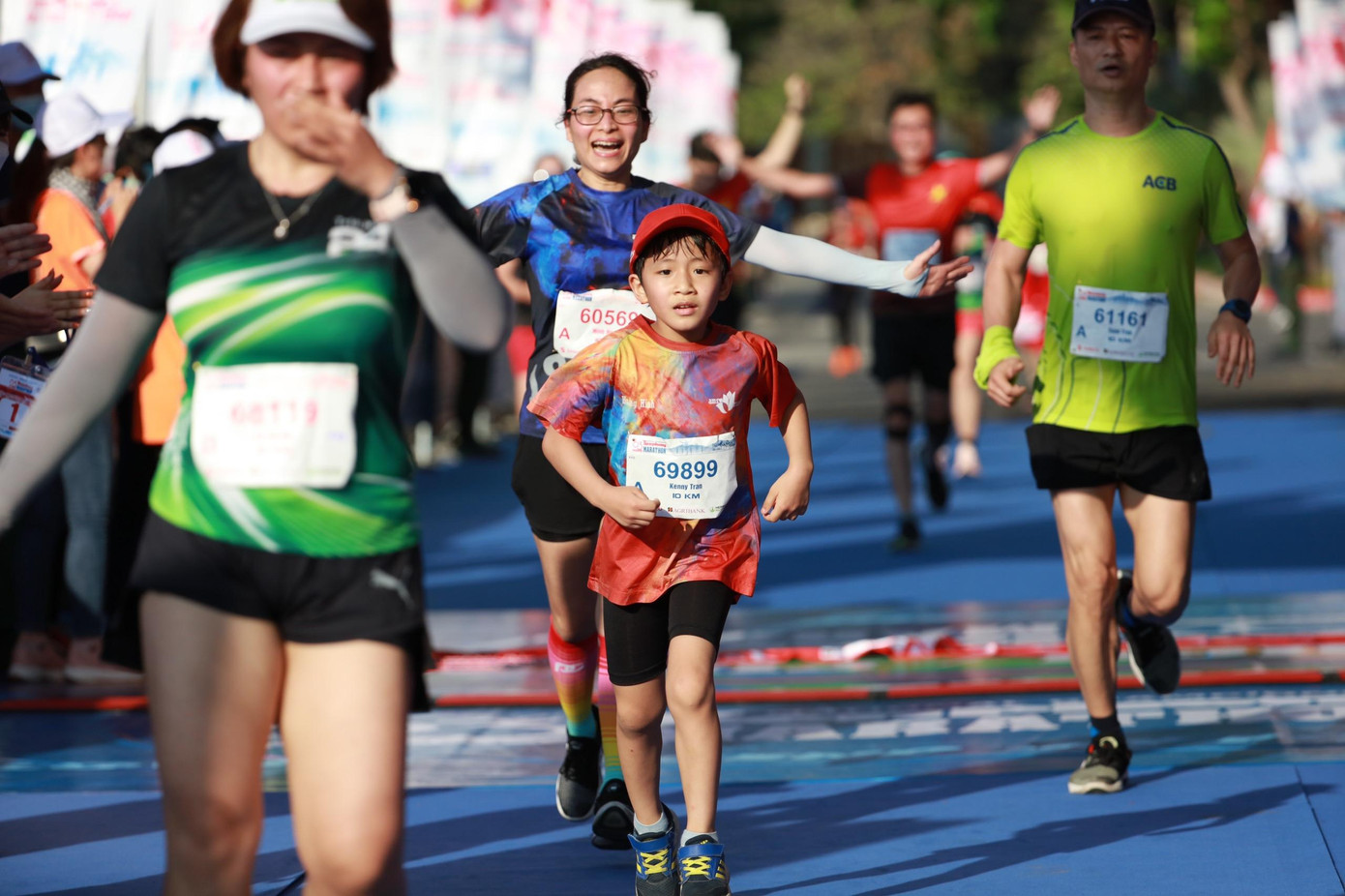 Rất nhiều runner nhí xuất hiện trên đường chạy Tiền Phong Marathon 2022.