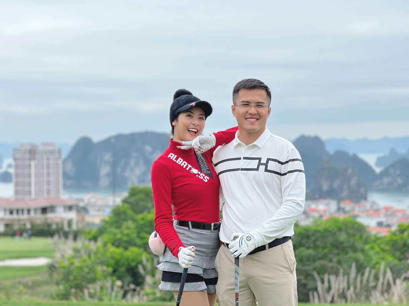 Ngọc Hân và Phú Đạt có chung nhiều sở thích, thường cùng đánh golf dịp cuối tuần. Cả hai chuộng trang phục đơn giản, phong cách năng động.