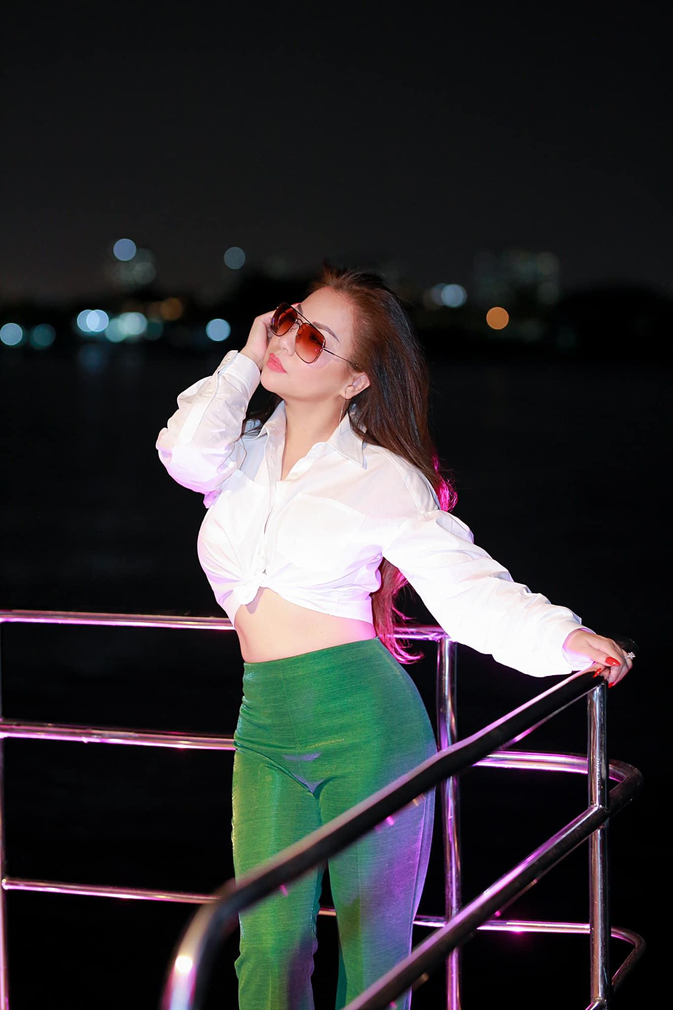 “Mặt của Tuyết không sửa cái gì hết, vì mình biết trang điểm, biết làm tóc, biết đứng chỗ nào để máy quay có thể bắt được những góc đẹp nhất. Minh Tuyết vào nghề đã được hơn 20 năm, thời gian trôi qua, ai cũng phải khác. May là Minh Tuyết chưa có sửa mà vẫn cảm thấy bực bội. Nếu là người có phẫu thuật thẩm mỹ, họ sẽ cảm thấy đau đớn như thế nào? Minh Tuyết mong khán giả đừng làm như vậy. Nếu người nghệ sỹ nào có sửa thì cũng là sửa vì khán giả, sửa vì những người mong muốn mình đẹp hơn. Việc sửa nhan sắc rất đau đớn chứ không dễ chịu hay đơn giản đâu” - Minh Tuyết giãi bày.