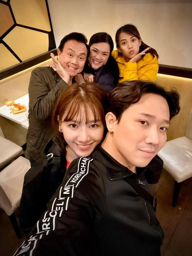 Cố nghệ sĩ Chí Tài và bà xã khá thân thiết với cặp vợ chồng Trấn Thành- Hari Won.