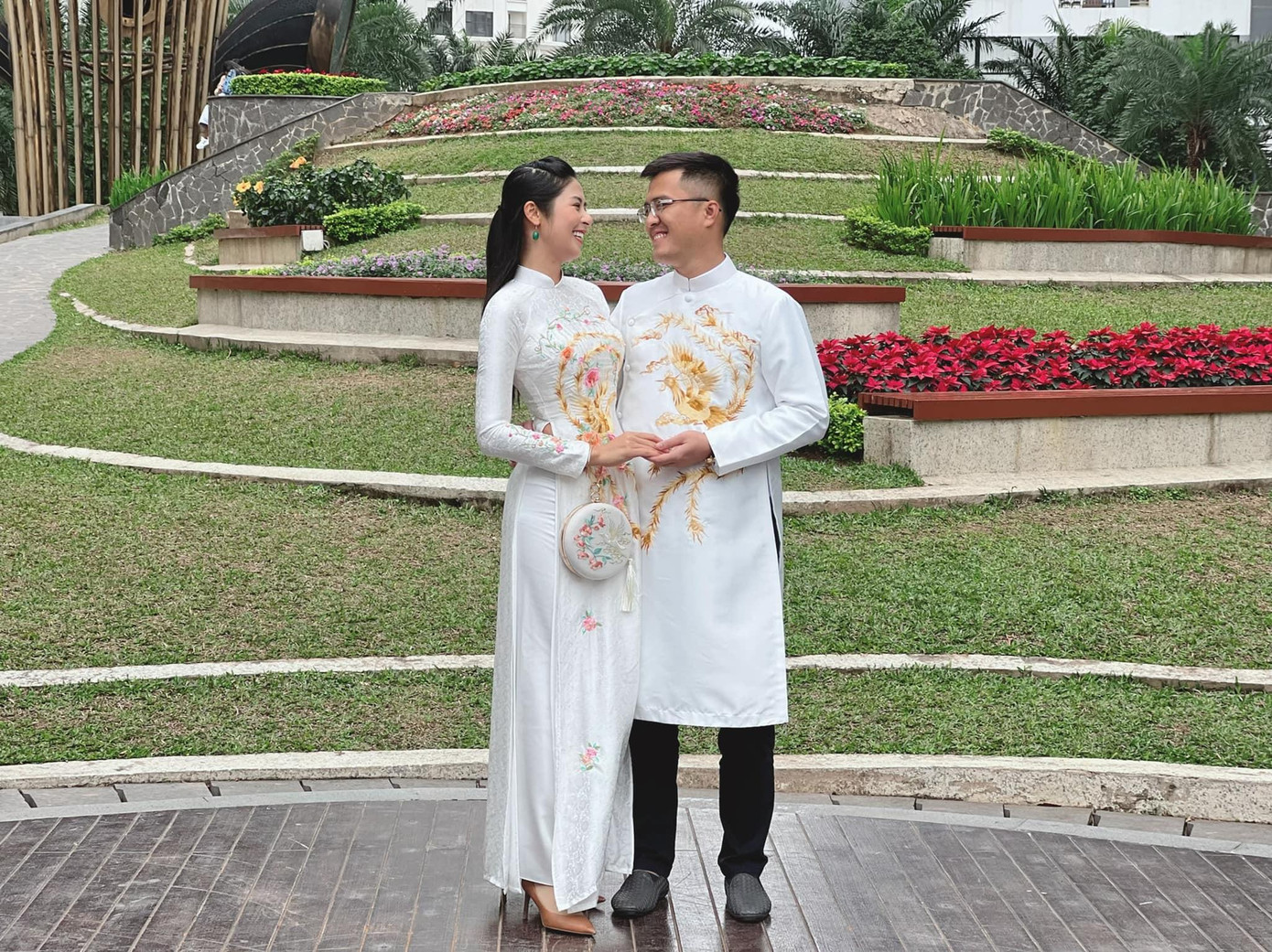 Dịp tết Nguyên đán vừa qua, Hoa hậu Ngọc Hân và ông xã cùng diện áo dài tông màu trắng, thêu hoạ tiết đôi chim uyên ương kỳ công và tinh xảo để đi chúc Tết gia đình họ hàng hai bên.