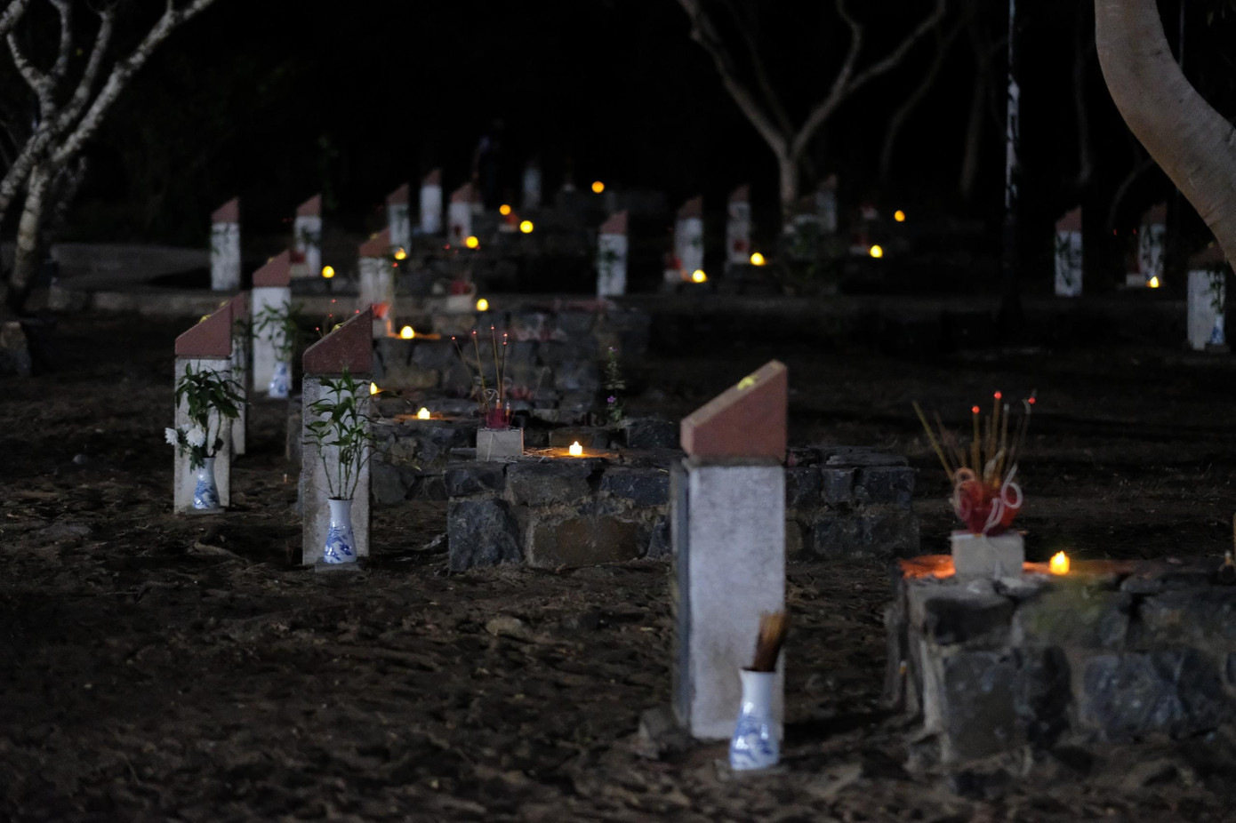 Nhà báo Lê Xuân Sơn - Tổng biên tập báo Tiền Phong, đồng Trưởng ban tổ chức Tiền Phong Marathon 2022, khẳng định: Việc tổ chức Lễ dâng hương, thắp nến trên khoảng 2.000 ngôi mộ ở Nghĩa trang Hàng Dương là hoạt động nhất thiết Ban tổ chức phải làm và phải làm cho tốt.