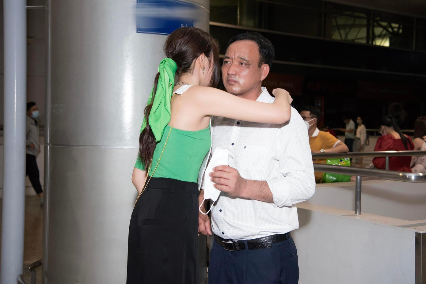 Trước đó, chia sẻ về quá trình Đỗ Thị Hà tham gia Miss World 2021, ông Đỗ Văn Tào thổ lộ, nhiều đêm mất ngủ khi đọc bình luận tiêu cực về con gái. “Tôi nhiều lần tụt huyết áp vì những thông tin tiêu cực liên quan tới con. Có khi đọc những bài viết, bình luận trên mạng vào lúc 1-2h sáng là coi như thức trắng. Tuy nhiên, cũng có rất nhiều người ủng hộ và động viên con nên tôi cũng yên tâm phần nào. Hiện tại, gia đình chuẩn bị tinh thần để cổ vũ cho con. Bà con, hàng xóm ở quê hỏi thăm nhiều cũng như gửi lời chúc tới con” - ông Đỗ Văn Tào bộc bạch.