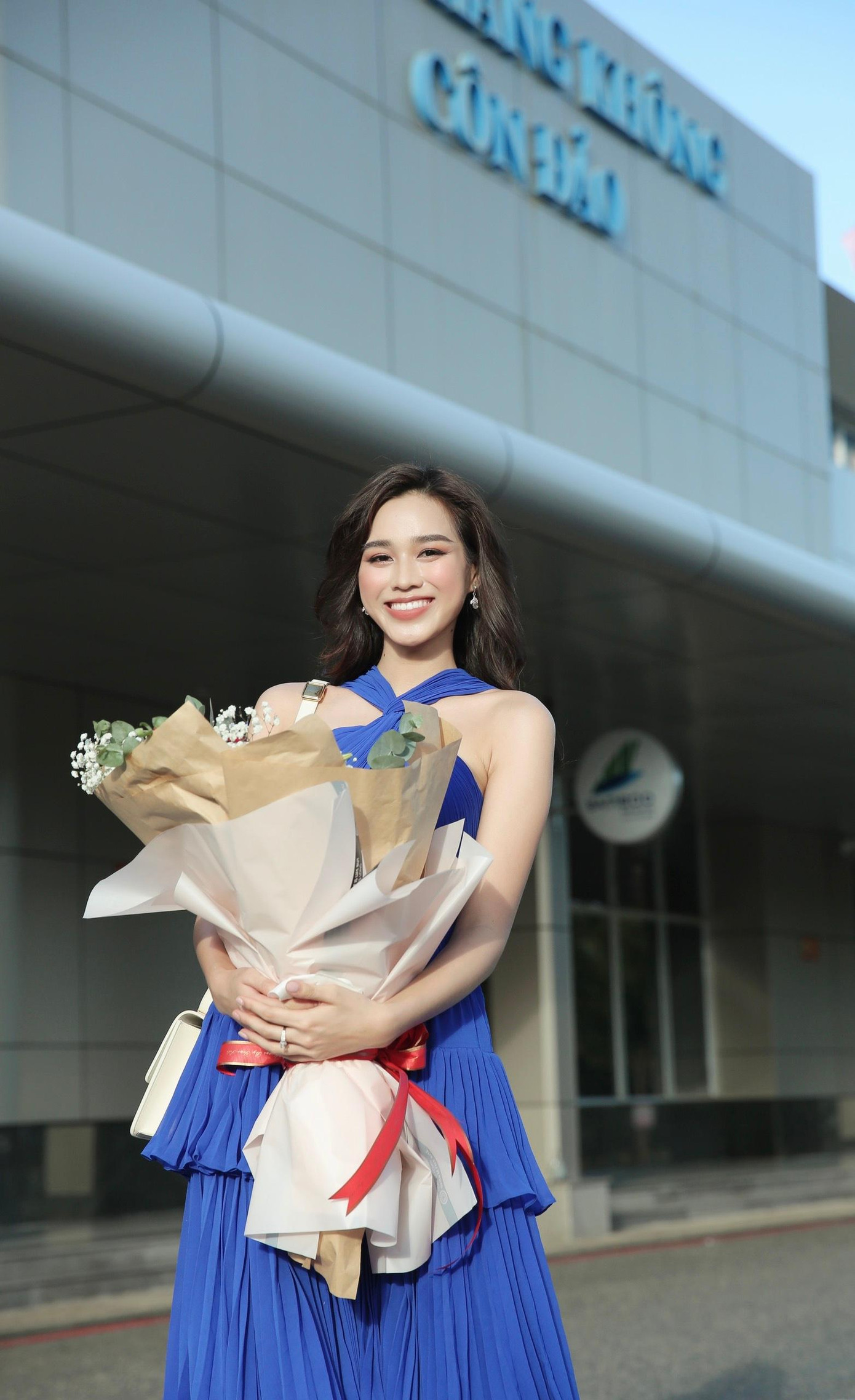 Hoa hậu Đỗ Thị Hà rạng rỡ khi đáp chuyến bay tới Côn Đảo.