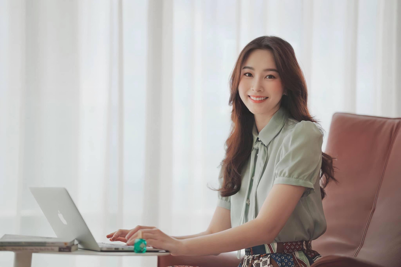 Trung Tín nổi tiếng là chiều vợ, anh từng rất nhiều lần chụp ảnh cho Đặng Thu Thảo để cô đăng tải trên trang cá nhân.