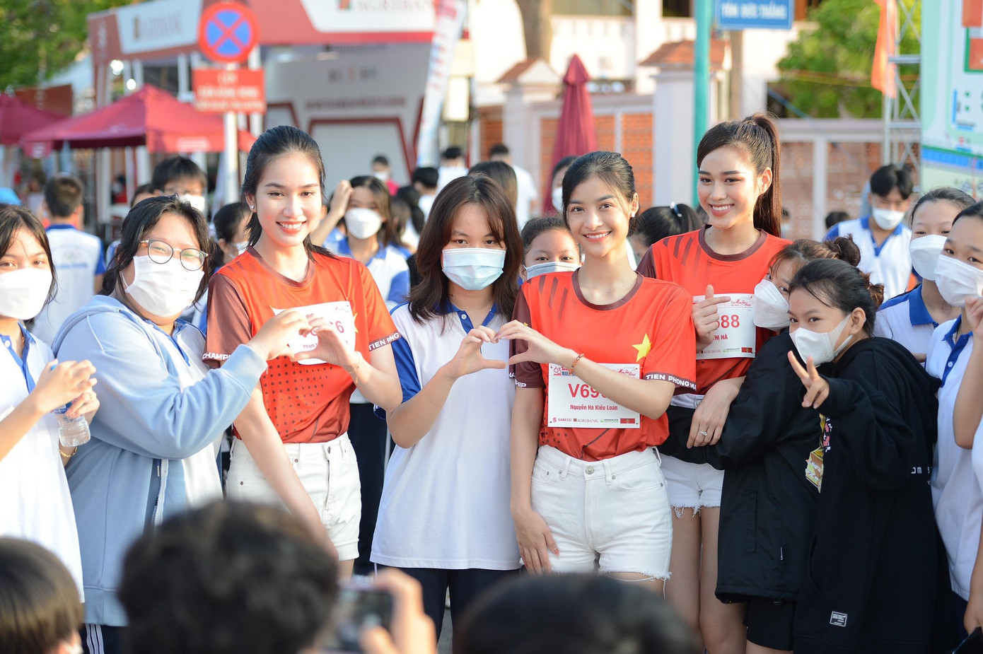 “Hà cũng thường rèn luyện sức khoẻ và sức bền thông qua chạy bộ. Đặc biệt là thời điểm gần cuộc thi Miss World 2021. Như mọi người đã biết, chạy bộ được coi là hình thức tập luyện thể thao tốt nhất cho cơ thể. Chạy bộ vào sáng sớm còn giúp chúng ta có nguồn năng lượng dồi dào để hứng khởi hơn khi bước vào một ngày làm việc mới. Chạy bộ thường xuyên, Hà nhận thấy những thay đổi tích cực trong cuộc sống và nhất là sức khỏe của bản thân”- Hoa hậu Đỗ Thị Hà chia sẻ.