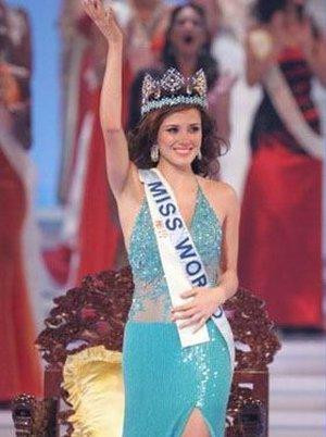 Maria Julia đăng quang Miss World 2004 khi vừa tròn 20 tuổi. Cô nàng sinh ở Trujillo, một thành phố ở bờ biển phía Bắc Peru.