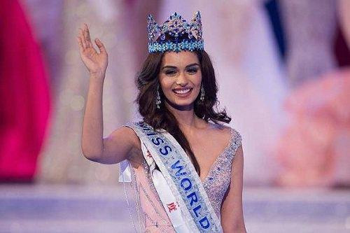 Đại diện Ấn Độ, Manushi Chhillar đã đăng quang cuộc thi Hoa hậu Thế giới 2017. Cô sinh năm 1997 và đang là sinh viên ngành y.