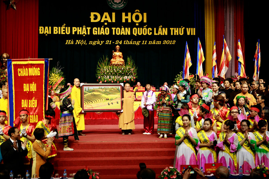 Đại diện tăng ni phạt tử cả nước dâng tặng đại hội bức tranh kỷ niệm