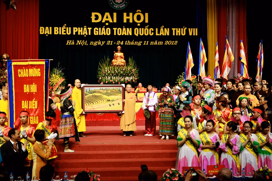 Đại diện tăng ni phạt tử cả nước dâng tặng đại hội bức tranh kỷ niệm