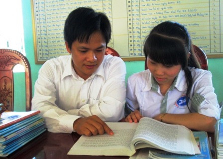 Em Lê Thị Tuyến cùng thầy giáo Lê Trọng Việt - người hướng dẫn em môn Lịch sử. Em Lê Thị Tuyến cùng thầy giáo Lê Trọng Việt - người hướng dẫn em môn Lịch sử