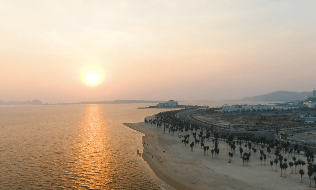 Bãi biển Bãi Cháy khi hoàng hôn xuống đẹp lung linh. - Ảnh: Sun Group Bãi biển Bãi Cháy khi hoàng hôn xuống đẹp lung linh. - Ảnh: Sun Group