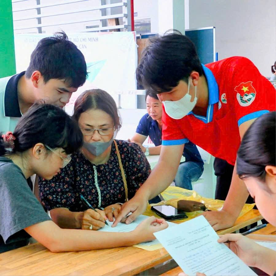 Ảnh: Chiến dịch Hoa phượng đỏ Trường THPT Lương Văn Can