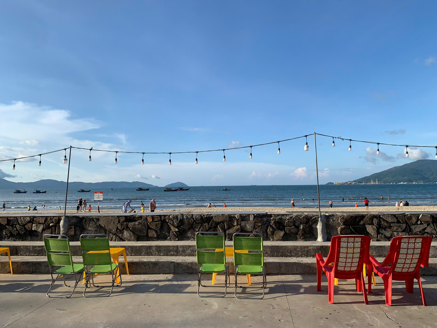 Vào buổi chiều, các gia đình thường cùng nhau ra bãi biển Nguyễn Tất Thành để tắm biển và vui chơi. Ảnh: Văn Thuận Vào buổi chiều, các gia đình thường cùng nhau ra bãi biển Nguyễn Tất Thành để tắm biển và vui chơi. Ảnh: Văn Thuận