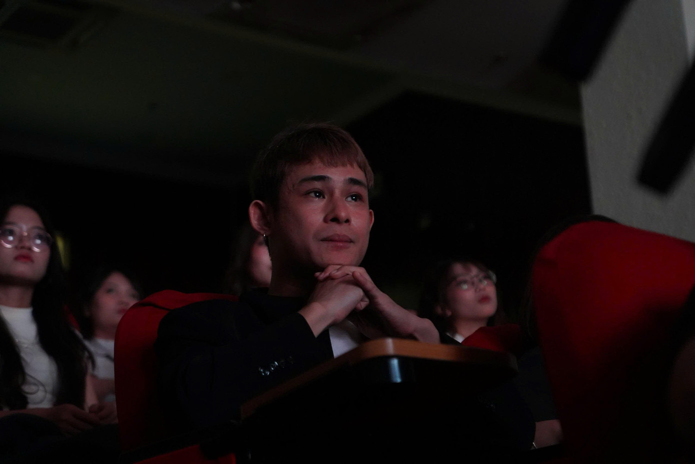 Anh Tường xúc động khi xem thước phim về chính mình. Ảnh: BTC