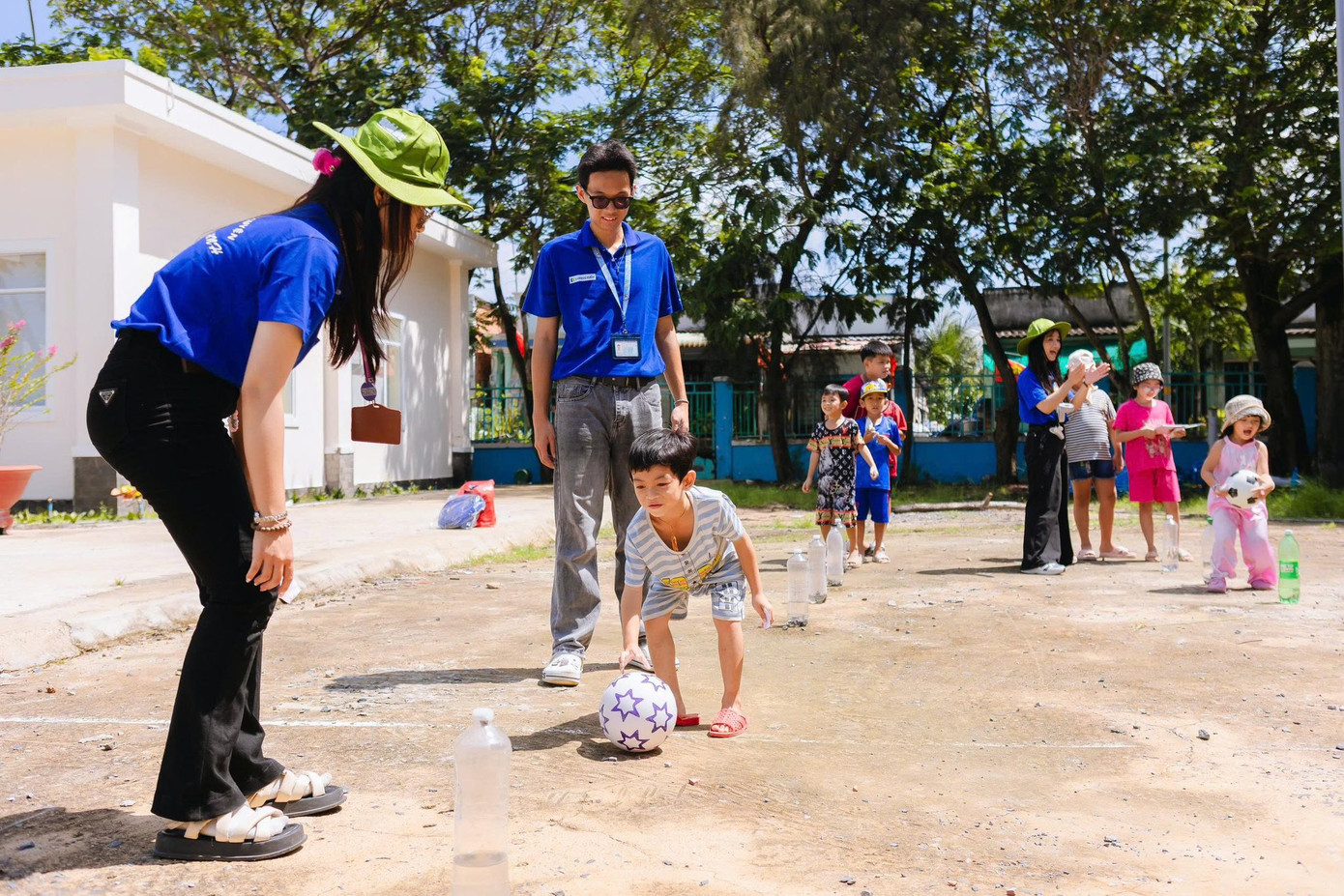 Đội hình tình nguyện tổ chức các hoạt động vui chơi cho trẻ em ở xã.