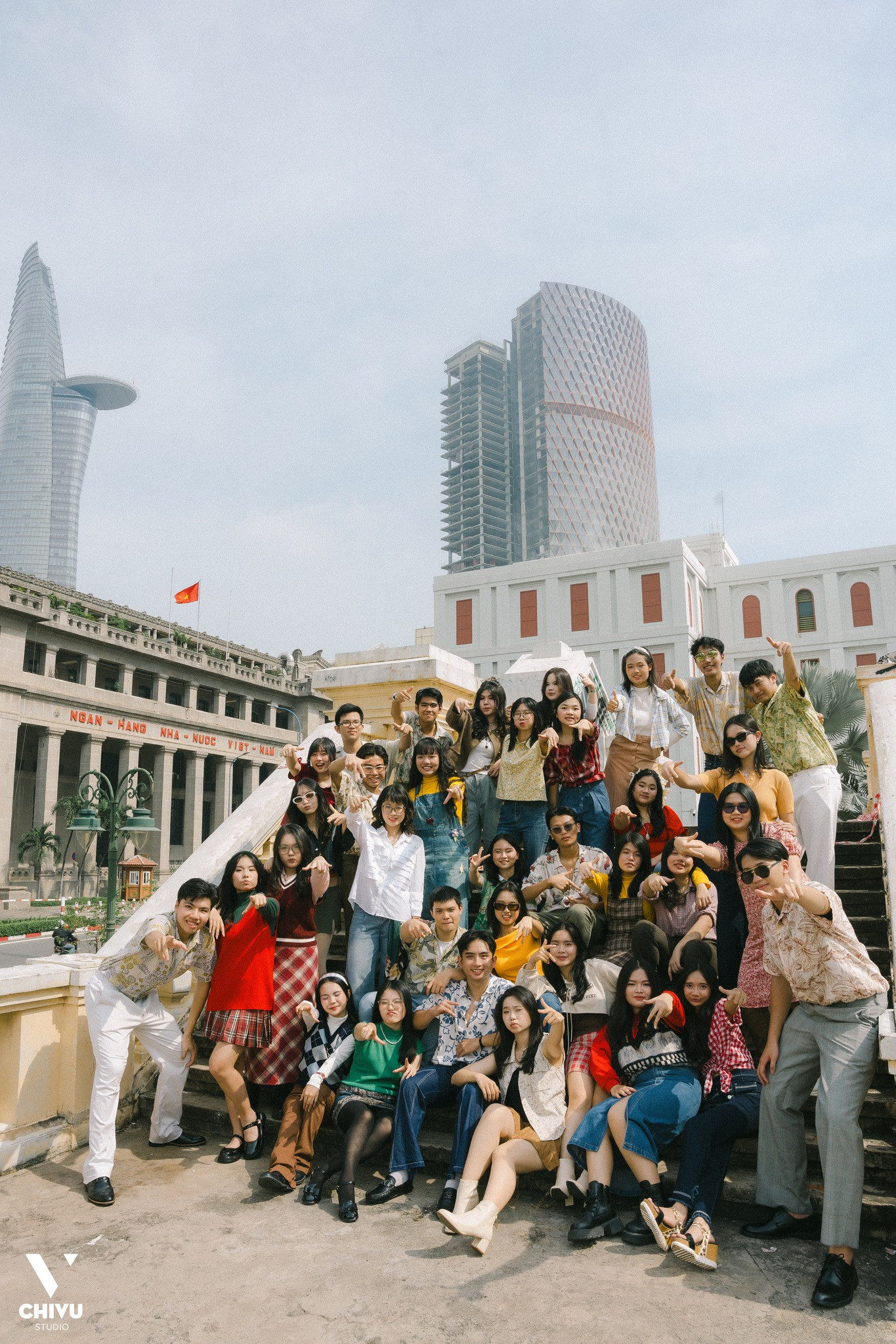 Tập thể lớp thay diện mạo mới với phong cách Hong Kong. Ảnh: CHIVU Studio Tập thể lớp thay diện mạo mới với phong cách Hong Kong. Ảnh: CHIVU Studio