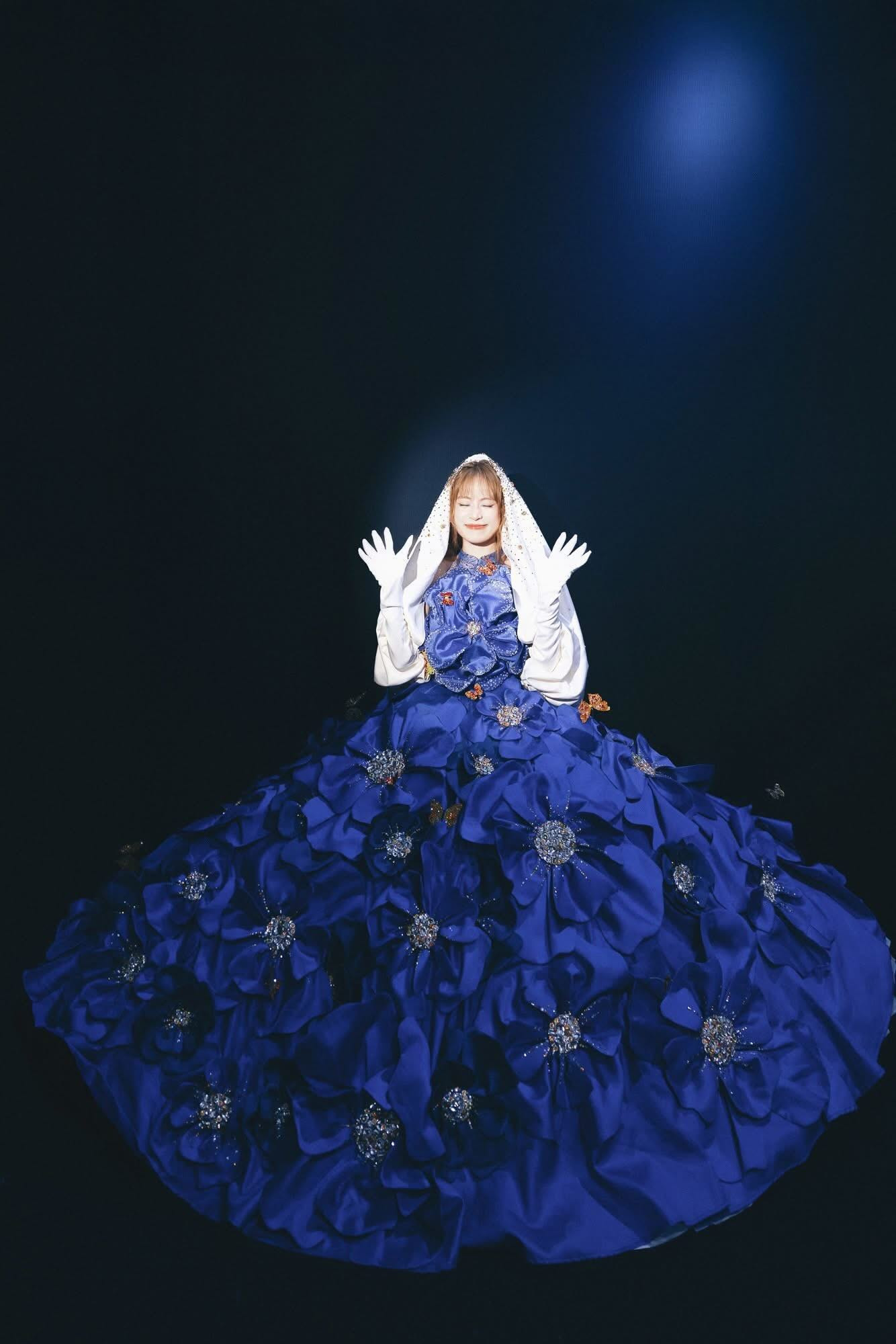 Hoàng Thùy Linh và Đen chụp ảnh cùng nhau tại hậu trường chương trình âm nhạc.