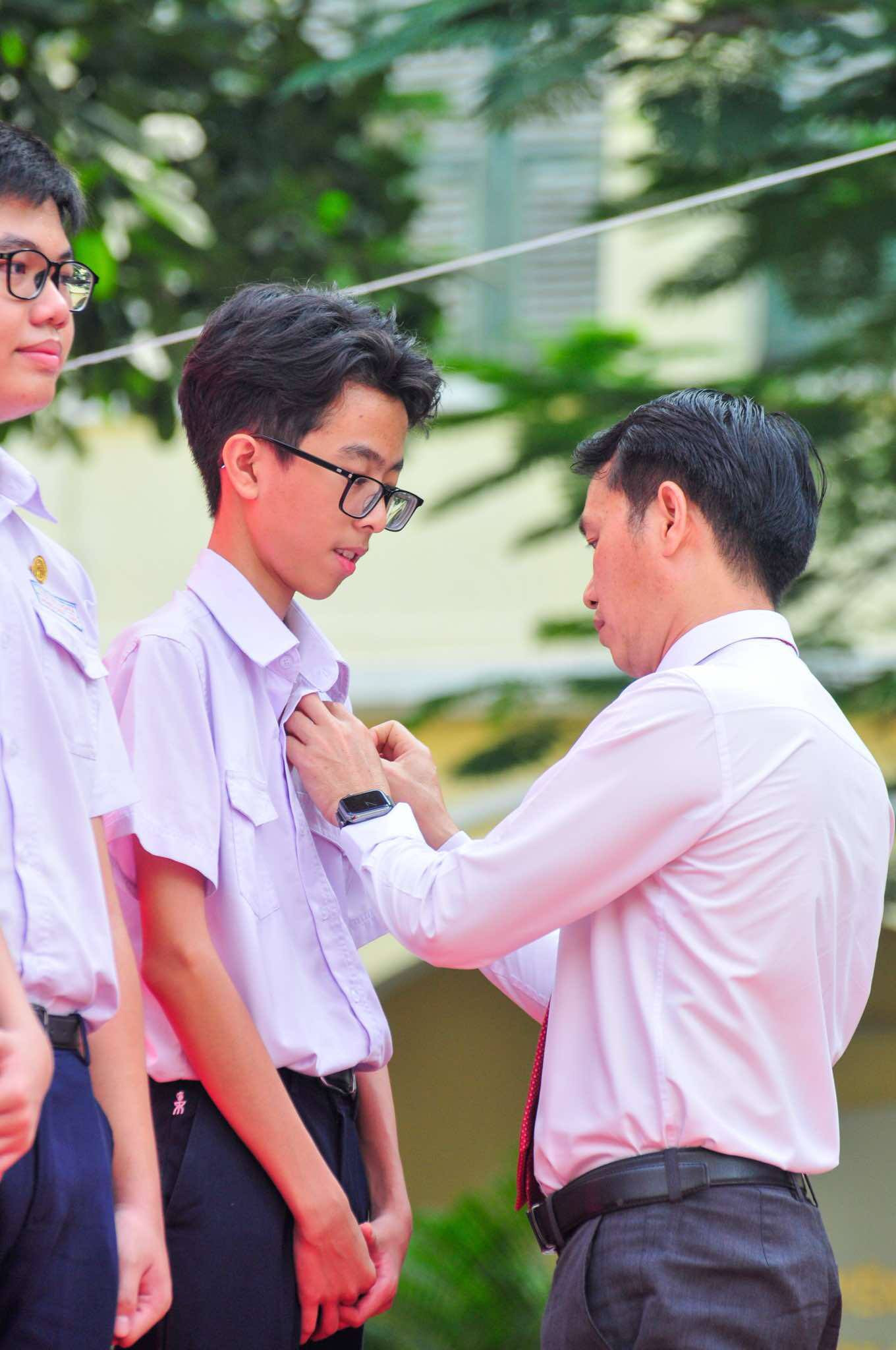 Giây phút thầy Hiệu trưởng huy hiệu cho các em học sinh. Ảnh: Hoàng Lam Giây phút thầy Hiệu trưởng huy hiệu cho các em học sinh. Ảnh: Hoàng Lam