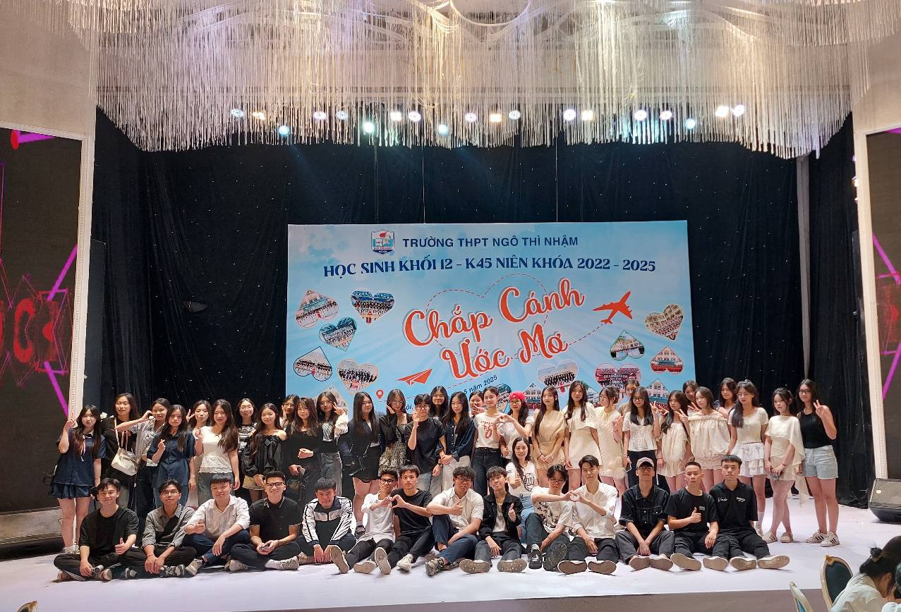 Buổi tối là thời gian diễn ra lễ trưởng thành, dành cho học sinh cuối khoá. Ảnh: Đoàn trường THPT Ngô Thì Nhậm. Buổi tối là thời gian diễn ra lễ trưởng thành, dành cho học sinh cuối khoá. Ảnh: Đoàn trường THPT Ngô Thì Nhậm.