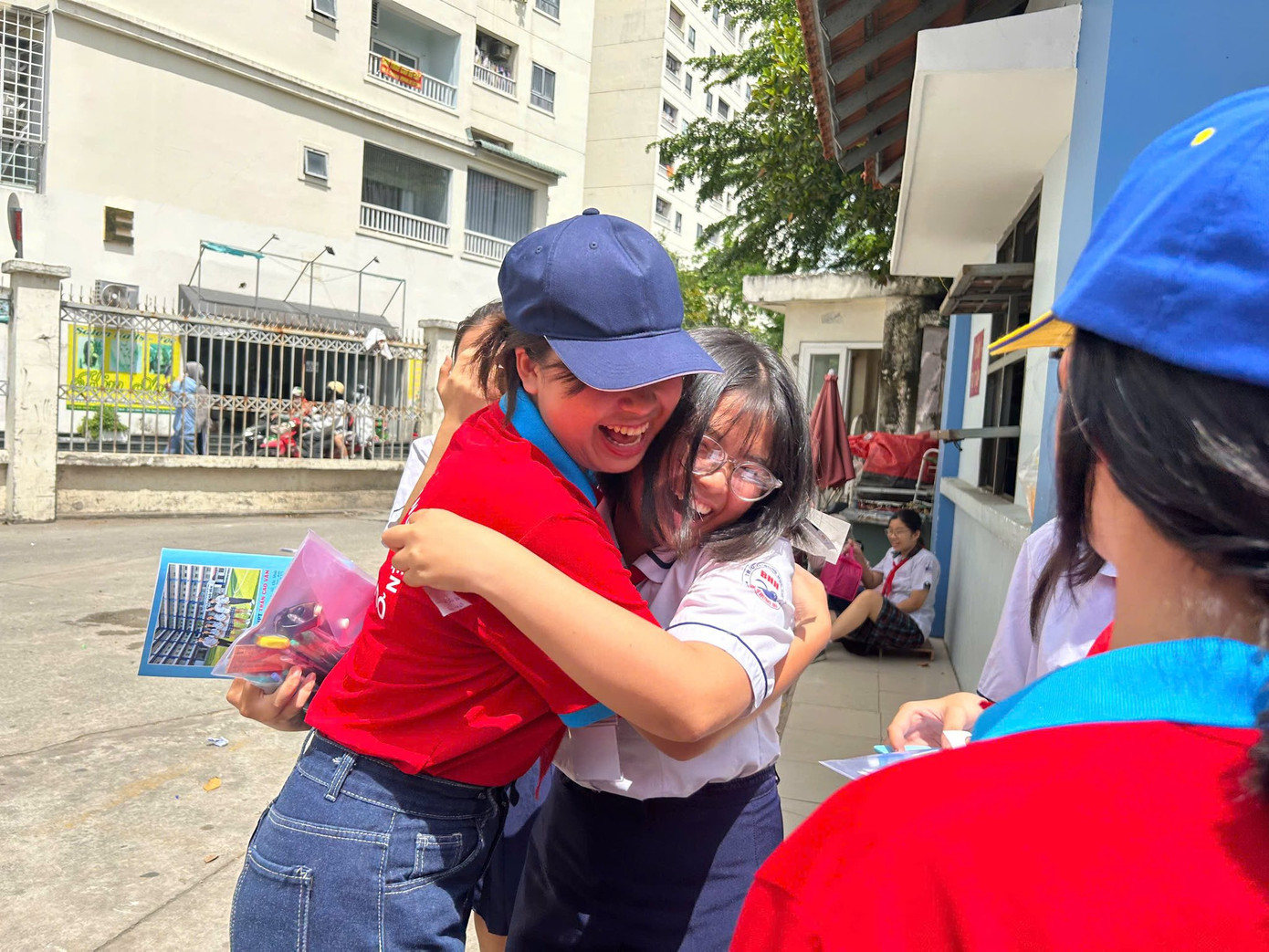 Thí sinh vui mừng vì làm được bài thi, ôm chầm lấy các bạn tình nguyện viên chia sẻ niềm vui. Ảnh: Nguyễn Thành Thí sinh vui mừng vì làm được bài thi, ôm chầm lấy các bạn tình nguyện viên chia sẻ niềm vui. Ảnh: Nguyễn Thành