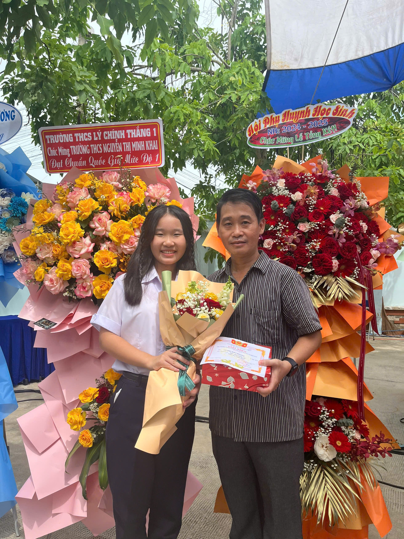 Khả Doanh chụp ảnh cùng ba. Em rất tự hào với thành quả trong năm học cuối cấp.